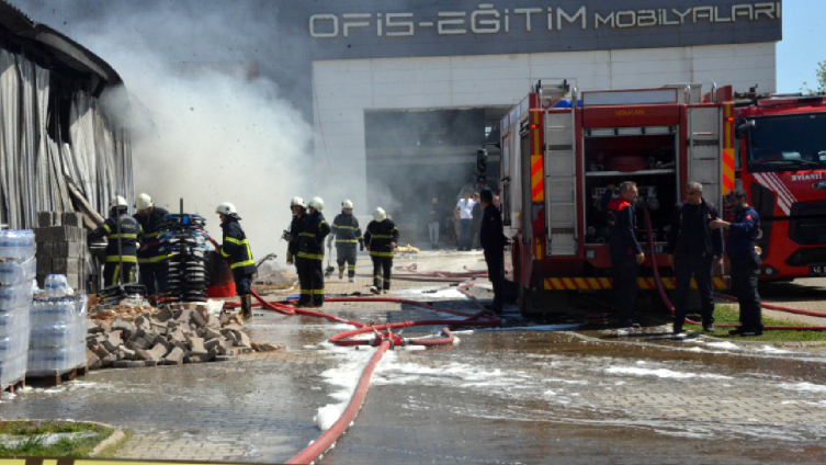 Kahramanmaraş'ta mobilya fabrikasında yangın